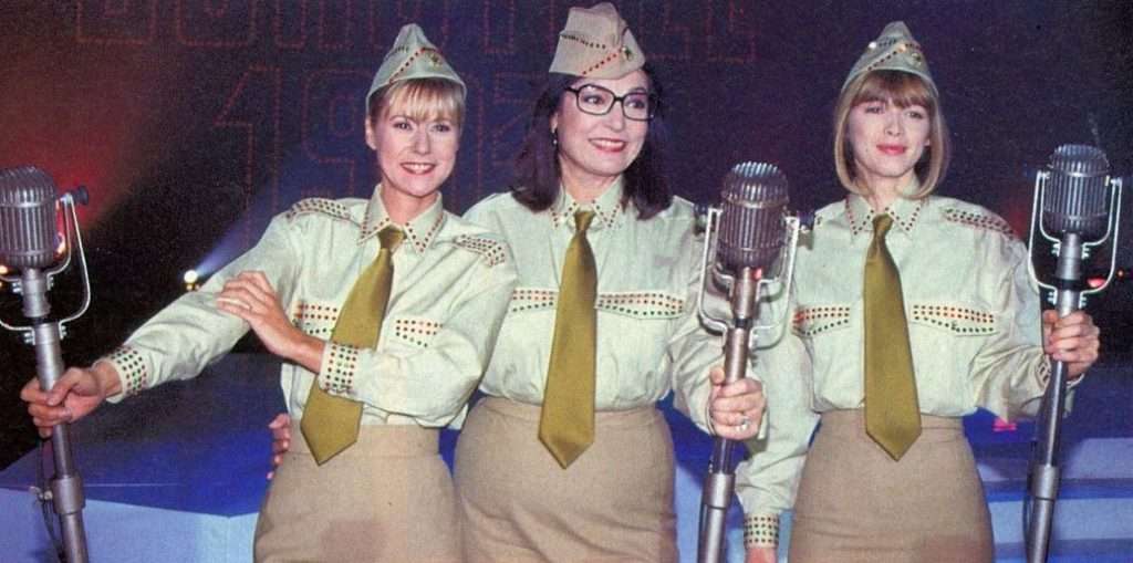 Dorothée, Nana Mouskouri et Hélène habillées en femmes militaires des années 40
