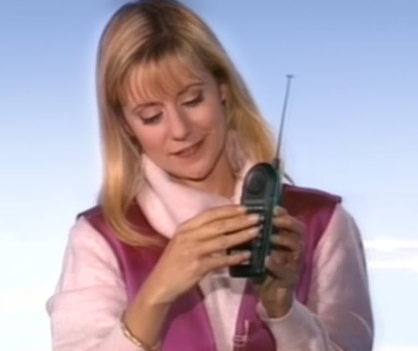 Dorothée découvre le téléphone portable en 1992