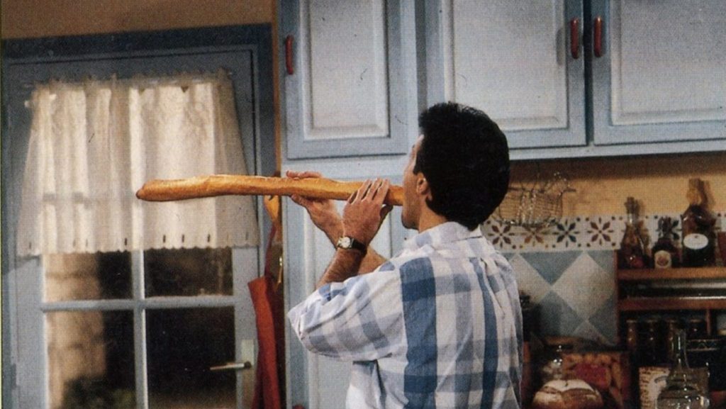 Roger engoutit une baguette entière pendant qu'Annette a le dos tourné