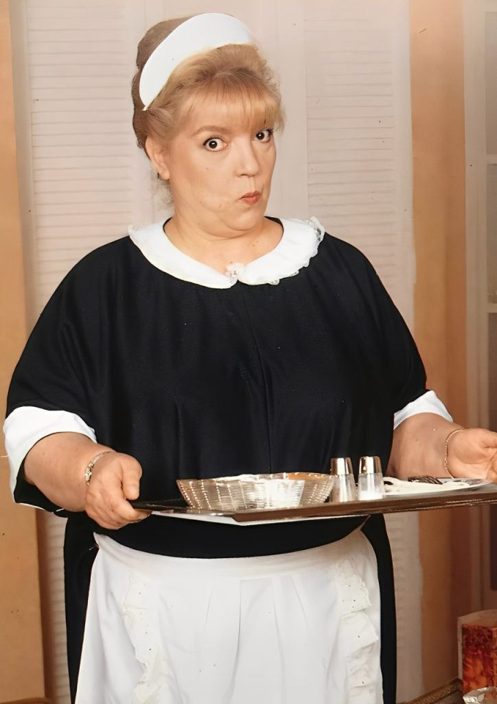 Josie Lafont est Madame Eugenie dans Le miel et les abeilles